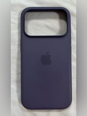 Apple iPhone 17 Pro Silicone Case with MagSafe – Purple Fog